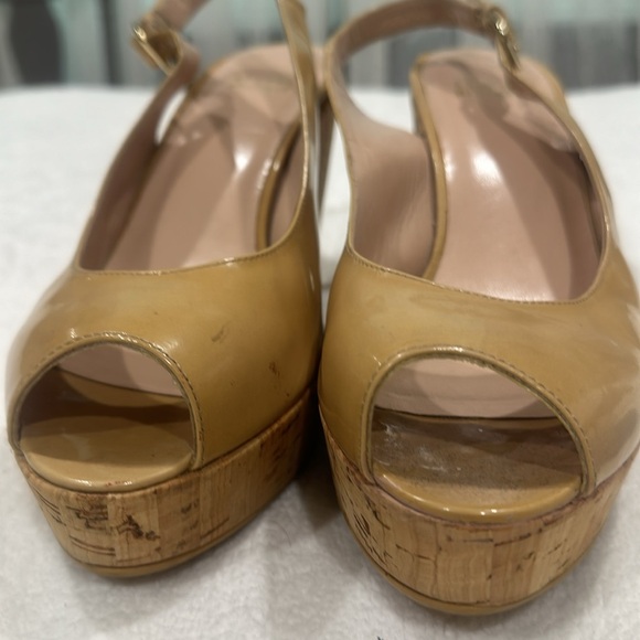 Stuart Weitzman Riviera Tan Patent Leather Peep Toe Sling Back Cork Wedges 9.5 - Picture 2 of 12